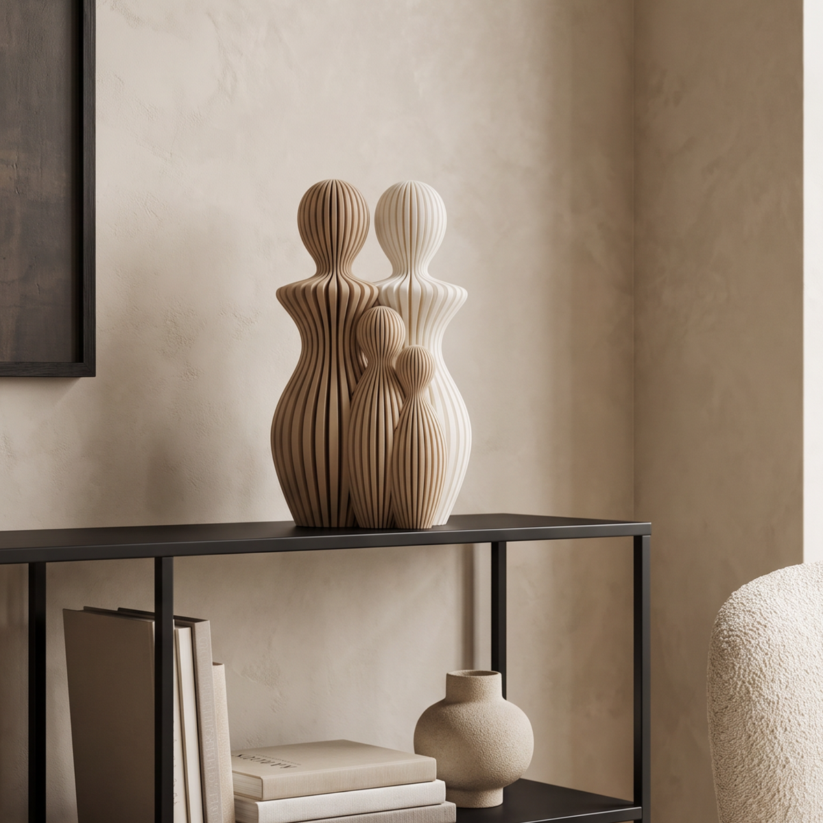 Decoratief gezinsbeeldje twee moeders met twee kinderen op een zwarte kast in een warm beige interieur.