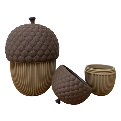 Set van twee 3D-geprinte decoratieve eikelpotjes met deksel in bruin en beige, in groot en klein formaat.