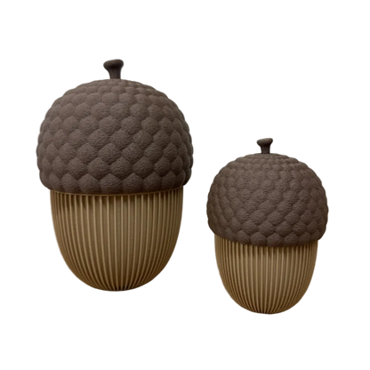 Set van twee 3D-geprinte decoratieve eikelpotjes met deksel in bruin en beige, in groot en klein formaat.