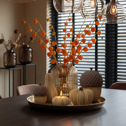 Sfeerfoto met 3D-geprinte eikelpotjes, flespompoen, pompoen en LED-waxinelichthouder in pompoenvorm, uitgevoerd in warme latte- en bruintinten
