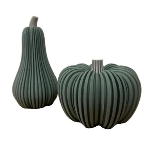 3D-geprinte decoratieve pompoen en flespompoen in muted green met geribbelde structuur.