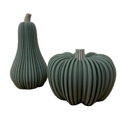 3D-geprinte decoratieve pompoen en flespompoen in muted green met geribbelde structuur.
