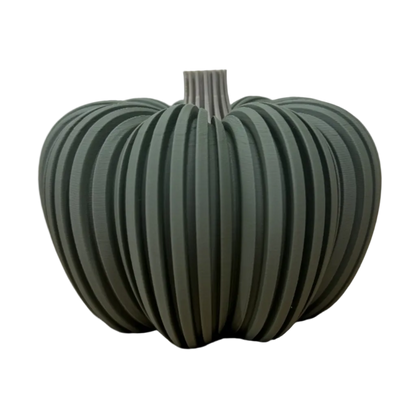 3D-geprinte decoratieve pompoen in muted green met geribbelde structuur.