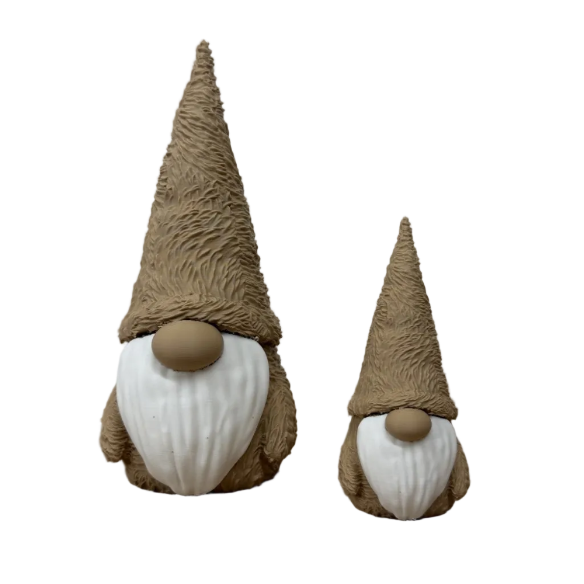 Twee 3d geprinte decoratieve gnomes met hoge muts, witte baard en ronde neus, in klein en groot formaat.