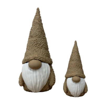 Twee 3d geprinte decoratieve gnomes met hoge muts, witte baard en ronde neus, in klein en groot formaat.