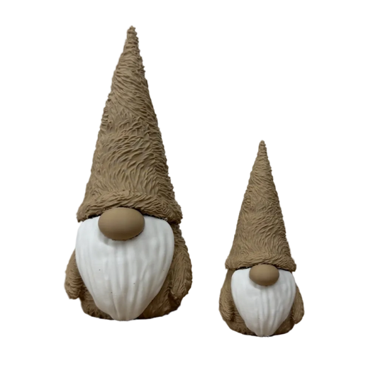 Twee 3d geprinte decoratieve gnomes met hoge muts, witte baard en ronde neus, in klein en groot formaat.