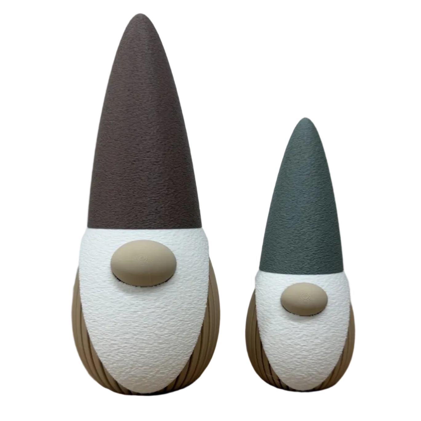 Twee 3d geprinte decoratieve gnomes noma met hoge muts, witte baard en ronde neus, in klein en groot formaat.