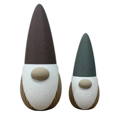 Twee 3d geprinte decoratieve gnomes noma met hoge muts, witte baard en ronde neus, in klein en groot formaat.