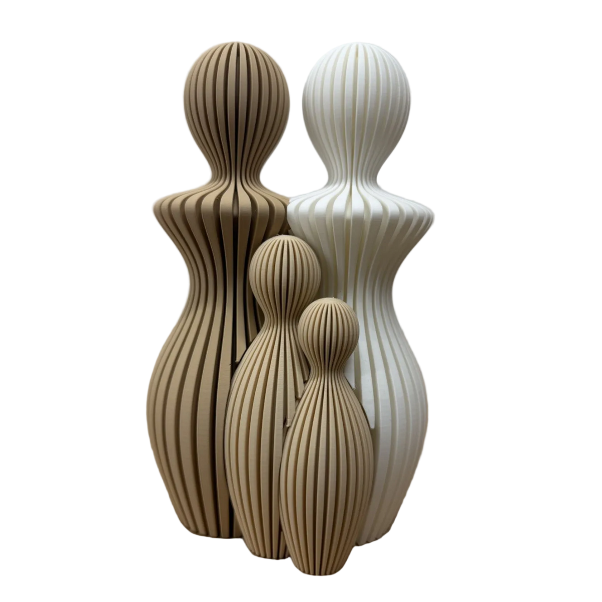 Decoratief gezinsbeeldje met twee moeders en twee kinderen in beige en bruintinten.
