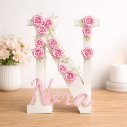Gepersonaliseerde 3D Letter met Naam & Rozen | Handversierd Kraamcadeau