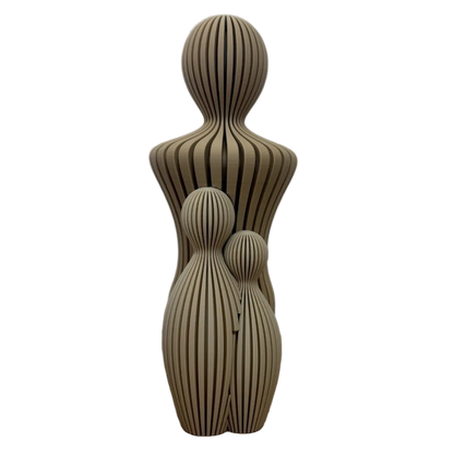 Decoratief gezinsbeeldje vader en twee kinderen beeldje met twee abstracte figuren in warme bruintinten.