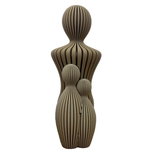 Decoratief gezinsbeeldje vader en twee kinderen beeldje met twee abstracte figuren in warme bruintinten.