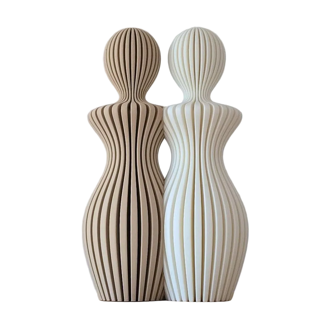 Decoratief koppelbeeld met twee abstracte figuren in beige en crème op een transparante achtergrond