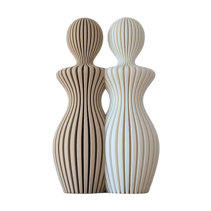 Decoratief koppelbeeld met twee abstracte figuren in beige en crème op een transparante achtergrond