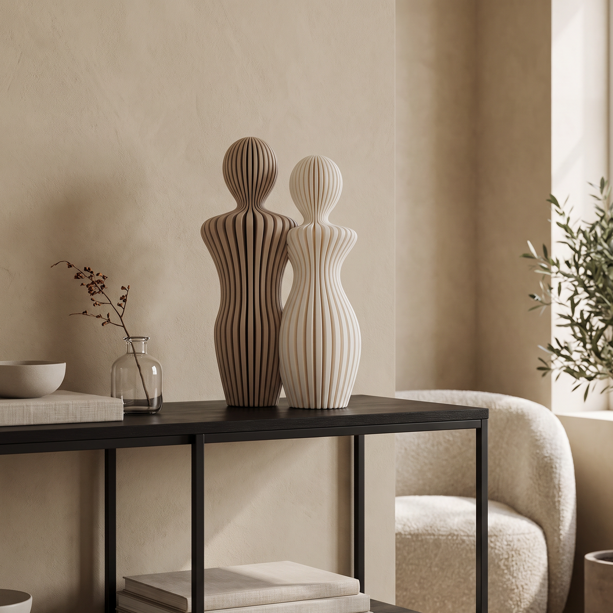 Decoratief koppelbeeldman en vrouw in bruin en crème op een zwarte kast in een warm beige interieur.