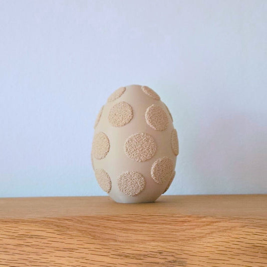 Paasei Fuzzy Dots - Vrolijke Paasdecoratie
