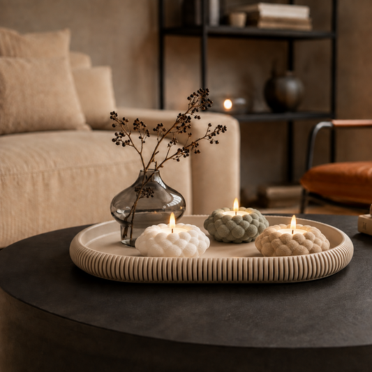 Set van drie stijlvolle fuzzy LED-waxinelichthouders in wit, groen en beige, sfeervol gepresenteerd op een decoratief dienblad.