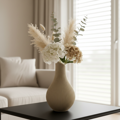 Aurelle 3D geprinte decoratieve vaas met organische druppelvorm, schuin afgesneden hals en fijne verticale ribbelstructuur voor bloemen, droogbloemen of woondecoratie.