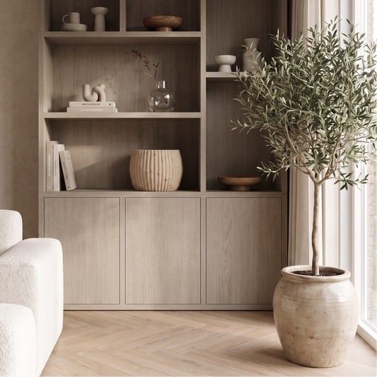 Bamboe reliëf designpot als natuurlijke woondecoratie in een open kast