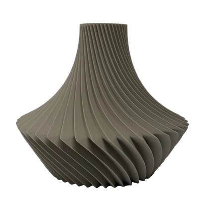 Elvane decoratieve vaas met een slanke hals en gedraaide ribbelstructuur, geschikt voor bloemen, droogbloemen of als woondecoratie.