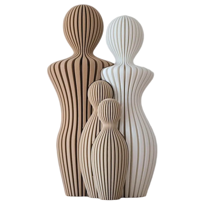 Decoratief gepersonaliseerd gezinsbeeldje vader moeder en twee kinderen in beige en bruintinten.