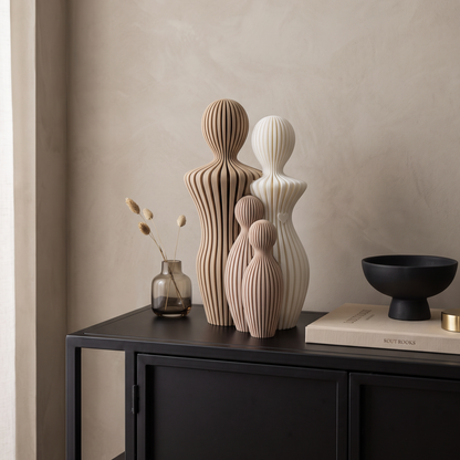 Gezinsbeeld sterrenkindje met moeder, vader en kinderen als stijlvolle familie decoratie op een dressoir