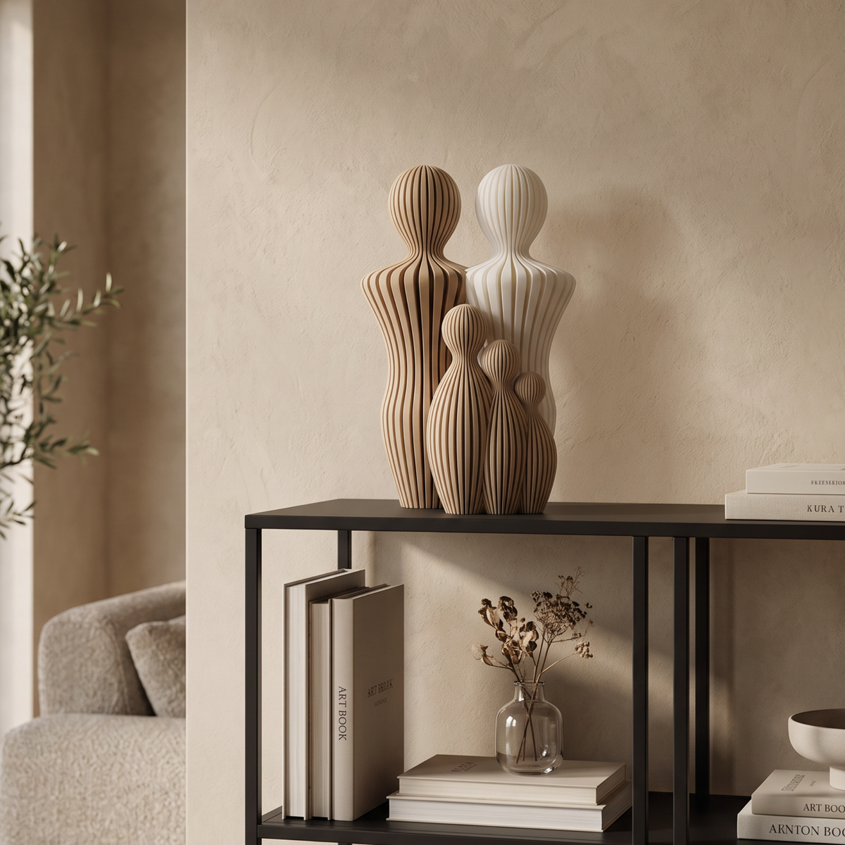 Decoratief gezinsbeeldje met twee vaders en drie kinderen op een zwarte kast in een warm beige interieur.