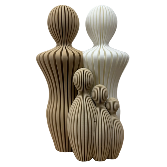 Decoratief gezinsbeeldje met twee vaders en drie kinderen in warme beige en bruintinten.