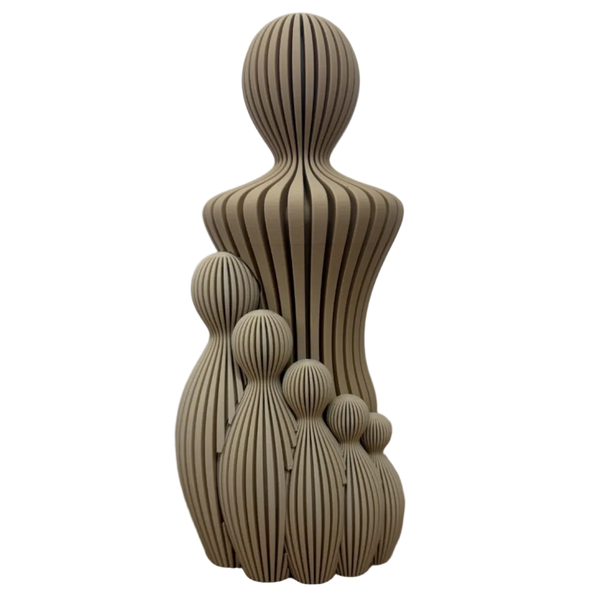 Decoratief gezinsbeeldje vader en vijf kinderen beeldje met twee abstracte figuren in warme bruintinten.