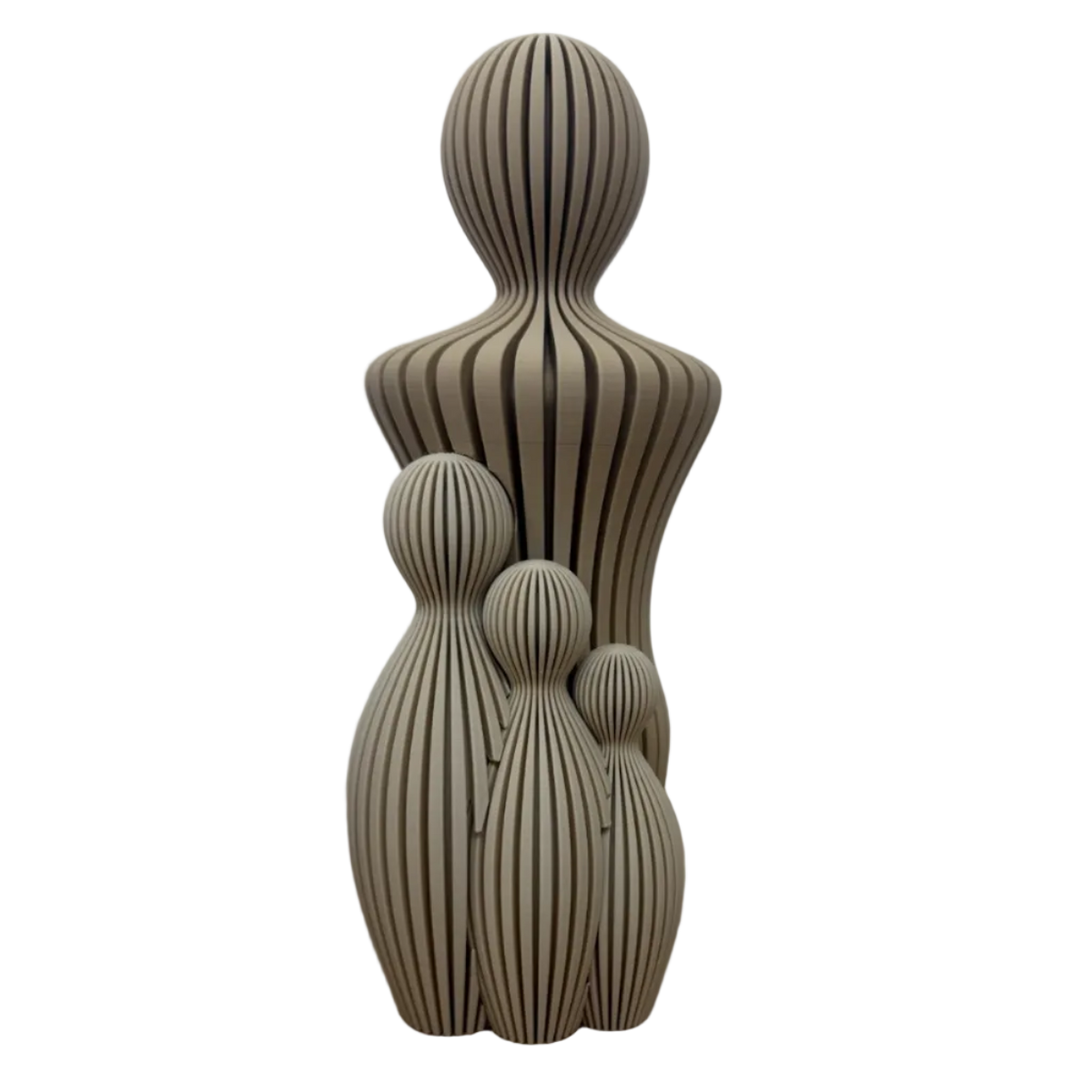 Decoratief gezinsbeeldje vader en drie kinderen beeldje met twee abstracte figuren in warme bruintinten.