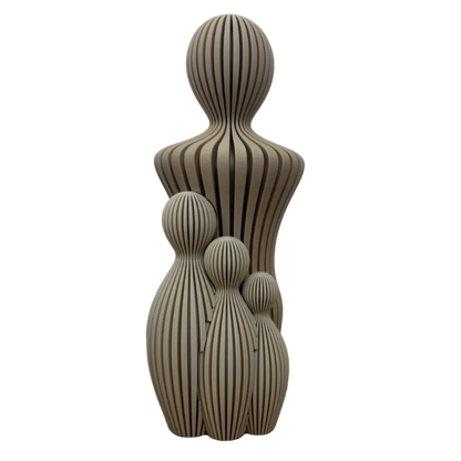 Decoratief gezinsbeeldje vader en drie kinderen beeldje met twee abstracte figuren in warme bruintinten.
