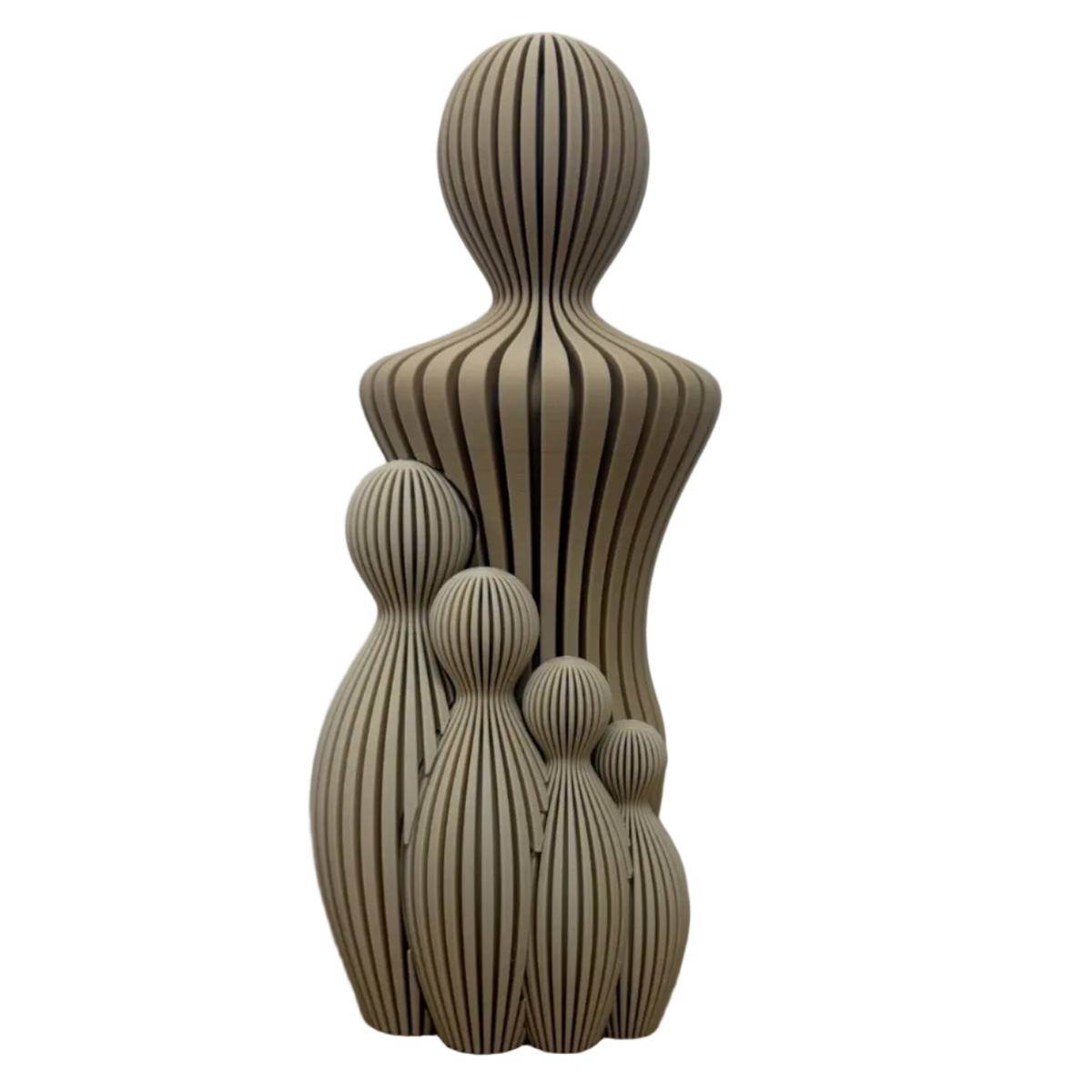 Decoratief gezinsbeeldje vader en vier kinderen beeldje met twee abstracte figuren in warme bruintinten.