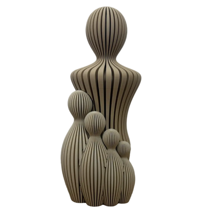 Decoratief gezinsbeeldje vader en vier kinderen beeldje met twee abstracte figuren in warme bruintinten.