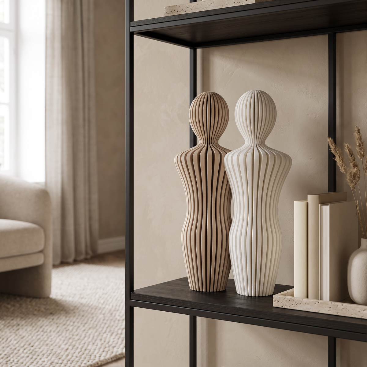 Decoratief koppelbeeld met twee mannen in beigeen crème op een zwart wandrek in een modern beige interieur.