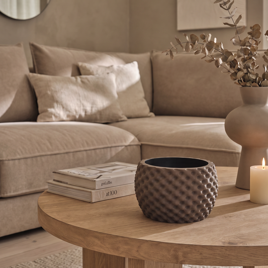 Organisch reliëf designpot als stijlvolle woondecoratie in een modern interieur