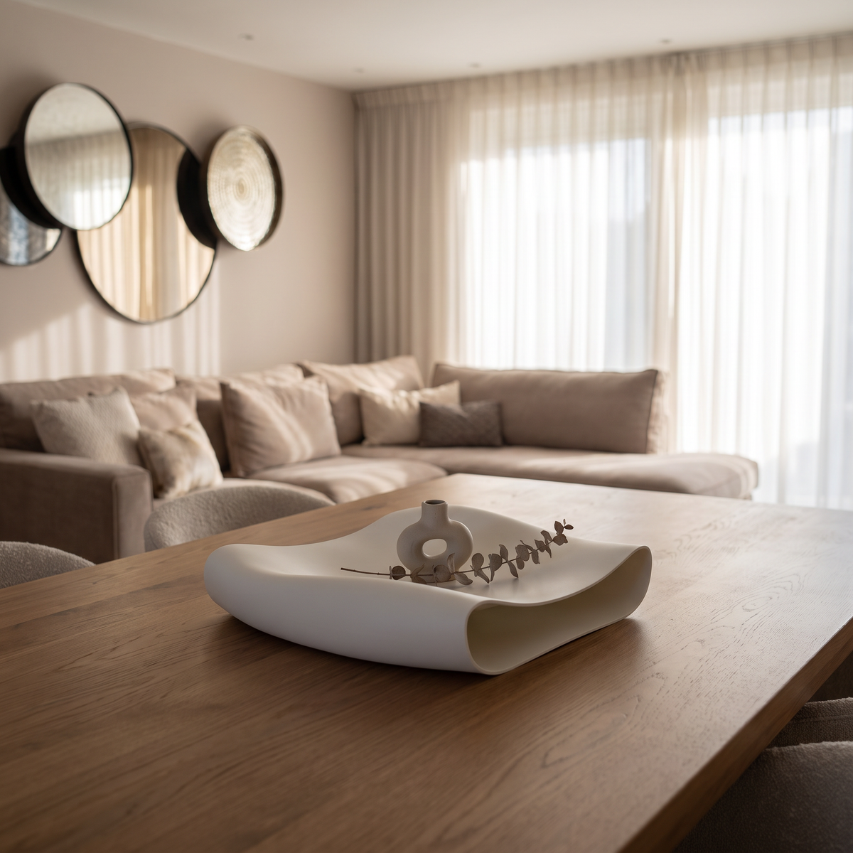 Organisch sculptuur dienblad gestyled als luxe woondecoratie op een eettafel