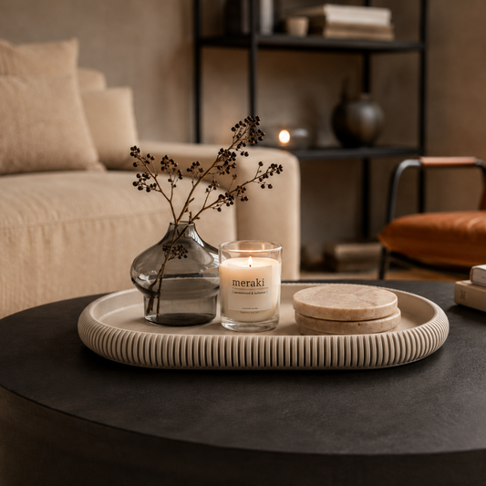 Ovaal Ribbel Designplateau in beige met fijne ribbelstructuur, gestyled op een salontafel in een industrieel chique woonkamer.