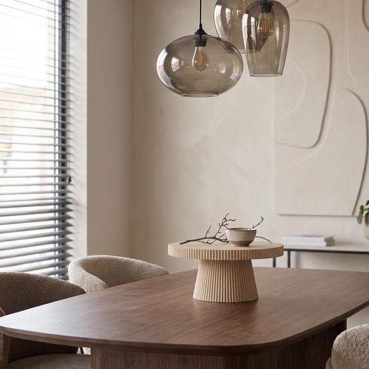 Ribbel designplateau gestyled met woondecoratie in een modern interieur op een eettafel