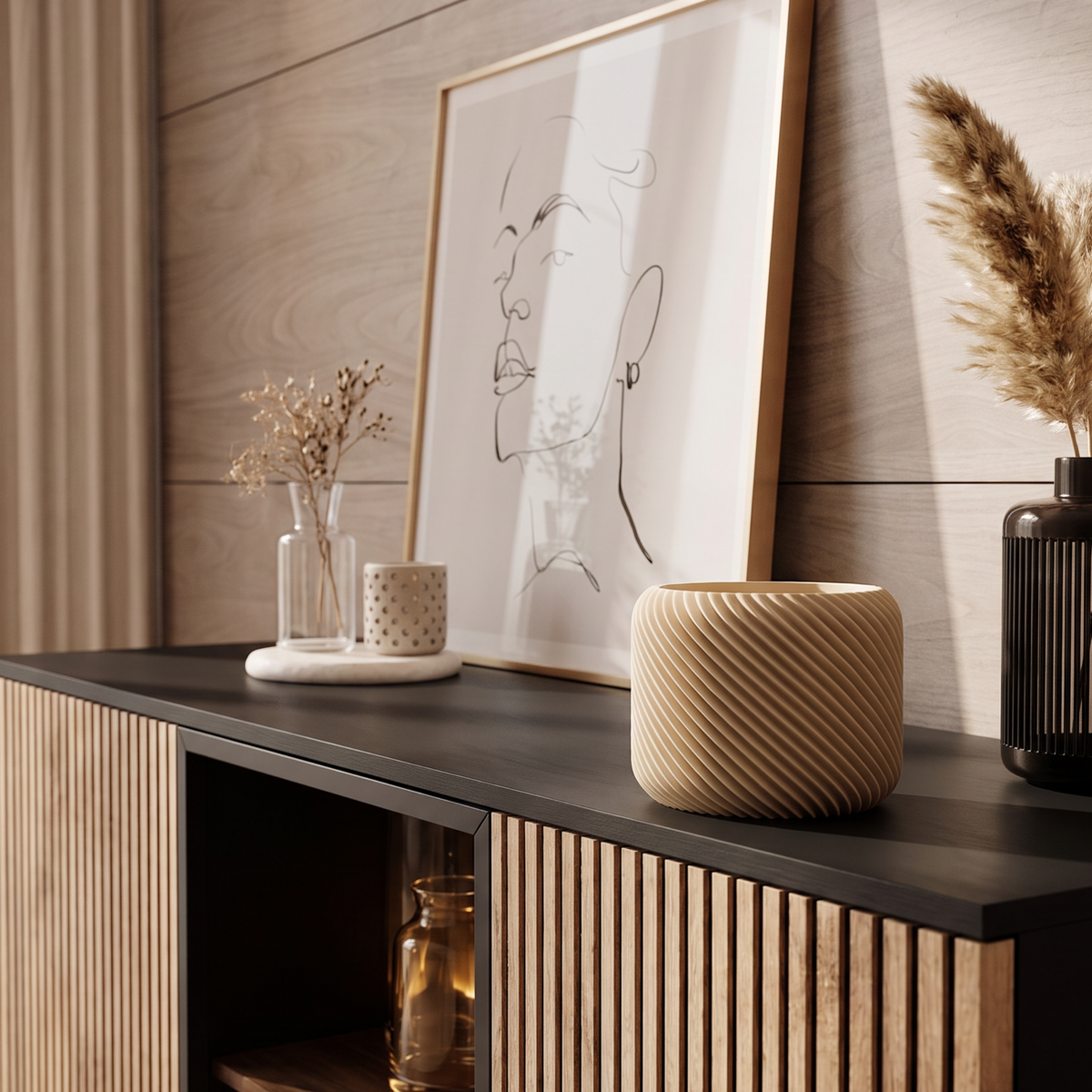 Spiraal reliëf designpot als stijlvolle woondecoratie op een modern dressoir
