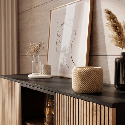 Spiraal reliëf designpot als stijlvolle woondecoratie op een modern dressoir
